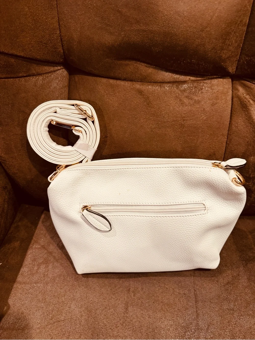 Imoshion White Crossbody Bag with Charger